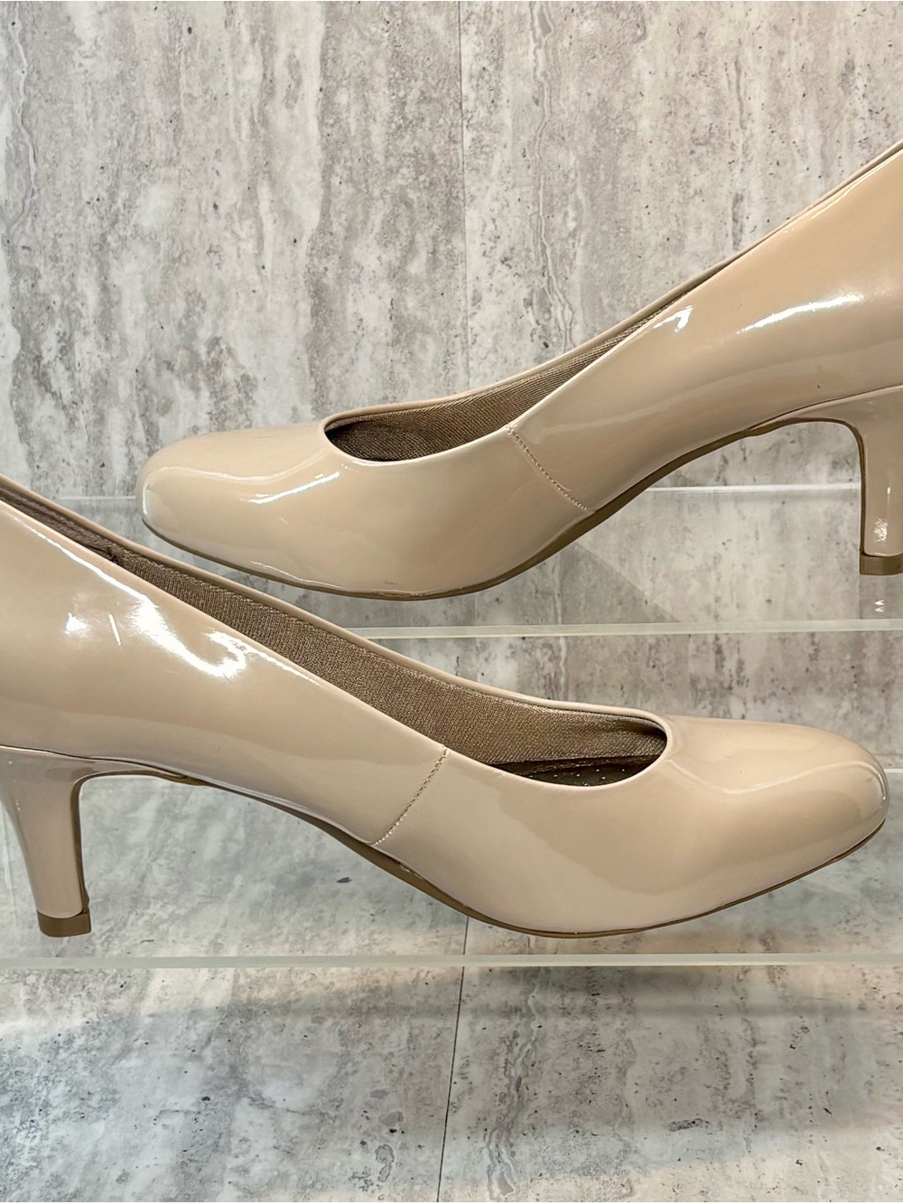 Life Stride Parigi Beige Neutral Patent Leather Comfort Heels Pumps Sz 8.5M